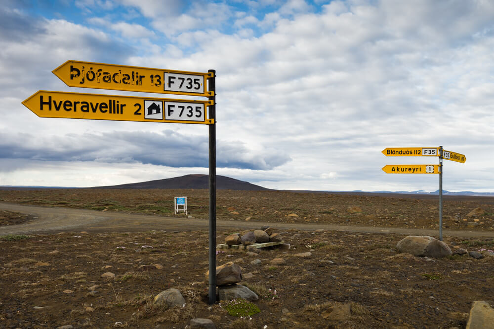 road closures sign in Icelandic and English