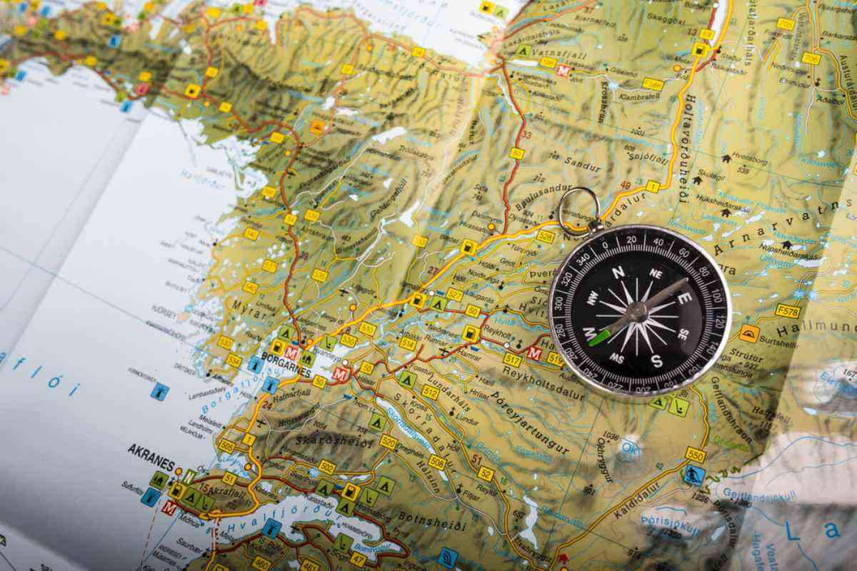 map the Icelandic road system with a compass on top of it