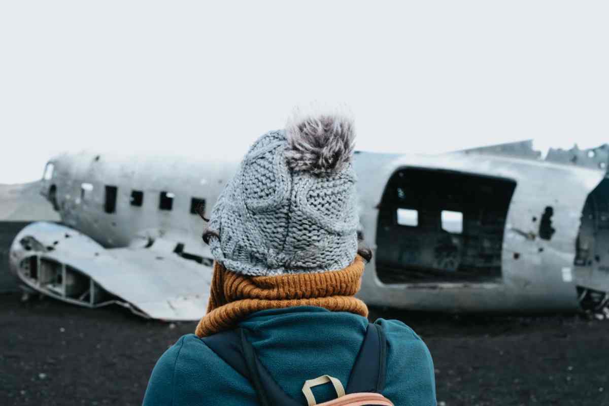 Tourist with winter clothes at the DC3 wreck
