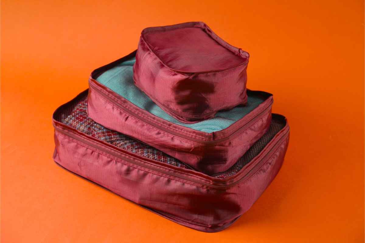 Useful packing cubes in burgundy
