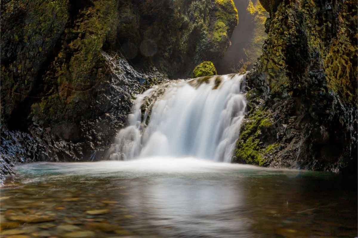 Tiny waterfall at Nauthúsagil Canyon
