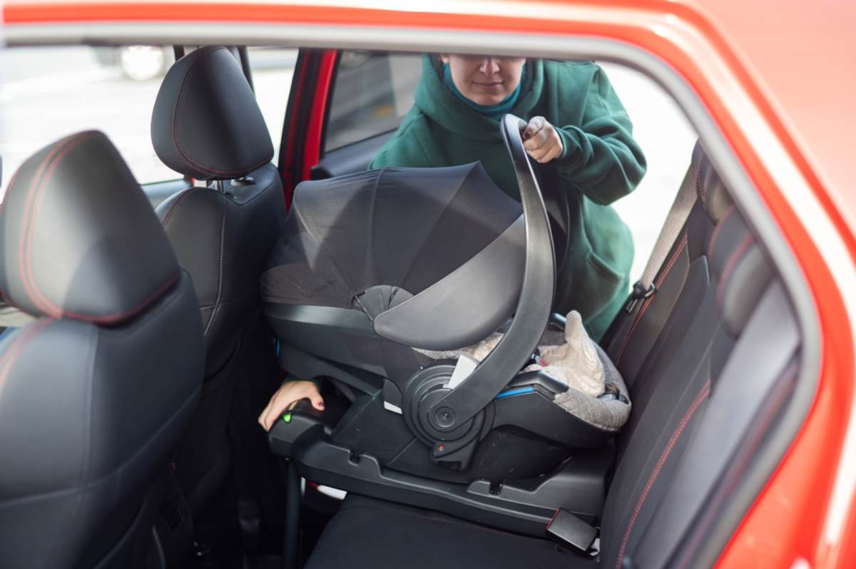 Kann ein Kind in Island auf dem Vordersitz mitfahren? Mutter installiert ihren rückwärtsgerichteten Babysitz