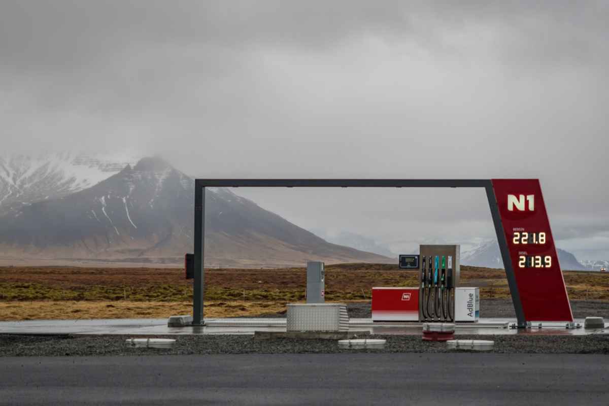 Gesamtansicht der N1-Tankstelle in Island, einer der g&uuml;nstigsten des Landes.