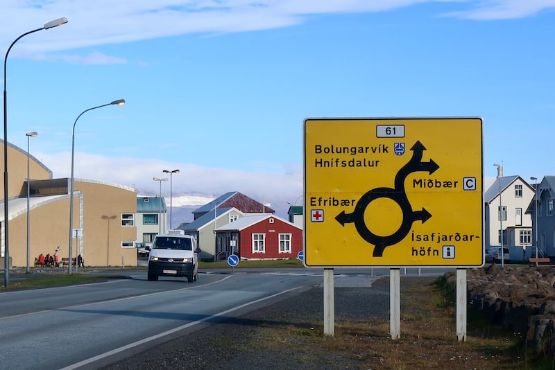 Kreisverkehr-Verkehrsschild in Island