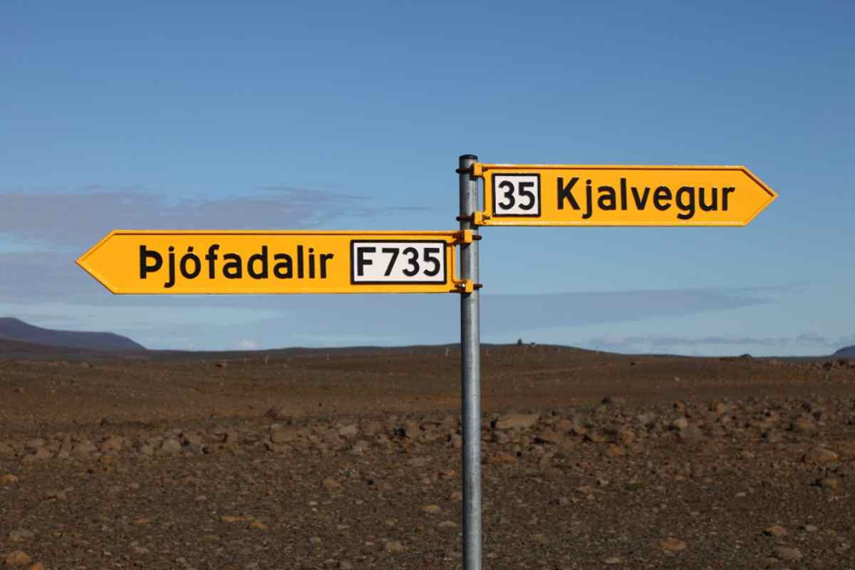 Wo du auf der F35 Kraftstoff, Essen und Infrastruktur findest Straßenschilder zur Kjölur-Route 35 und Þjófadalir im isländischen Hochland