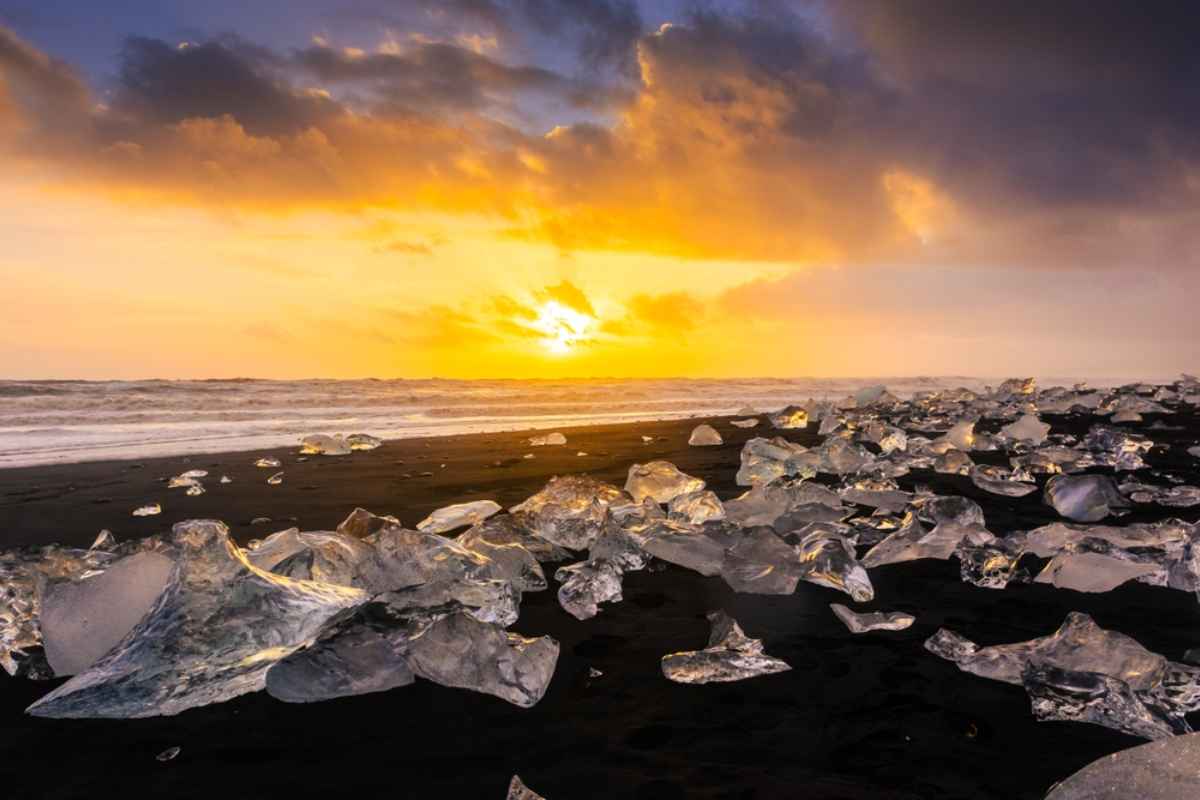 Eisberge, die über den Strand verstreut sind, im Morgengrauen