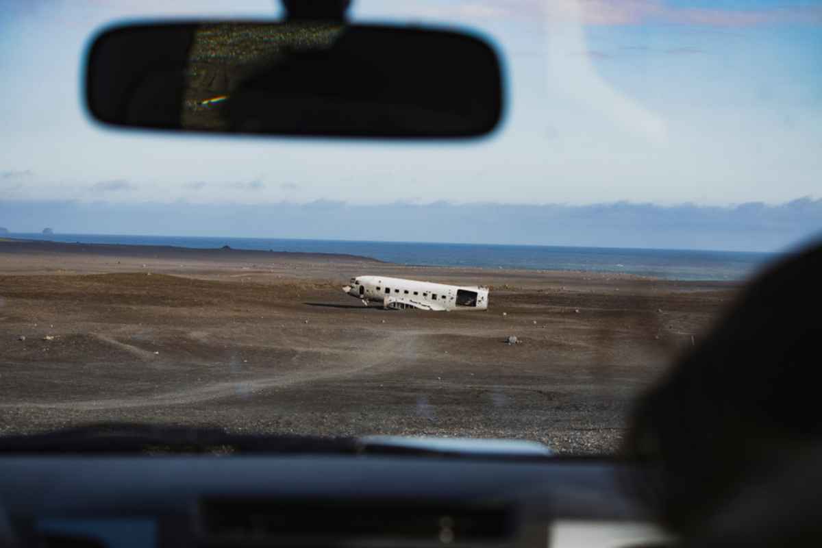 Blick auf das Flugzeugwrack von Sólheimasandur aus der Windschutzscheibe eines Fahrzeugs