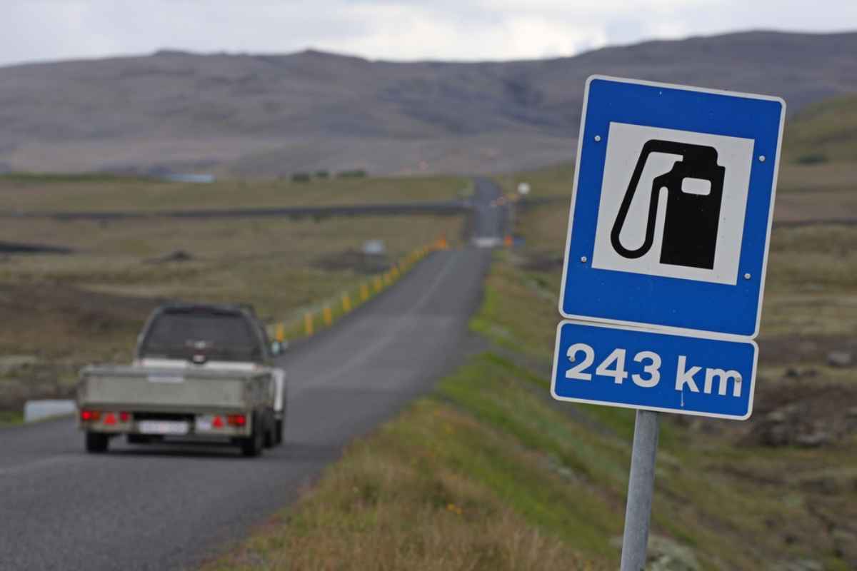 Tankstellen-Schild zeigt an, dass die nächste Station 243 km entfernt ist