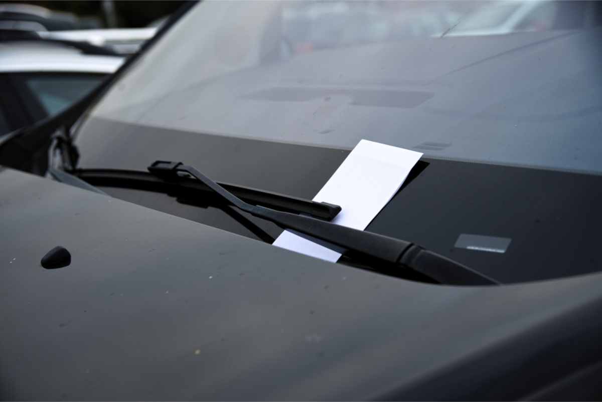 Autoscheibe mit einem Strafzettel wegen zu schnellen Fahrens 