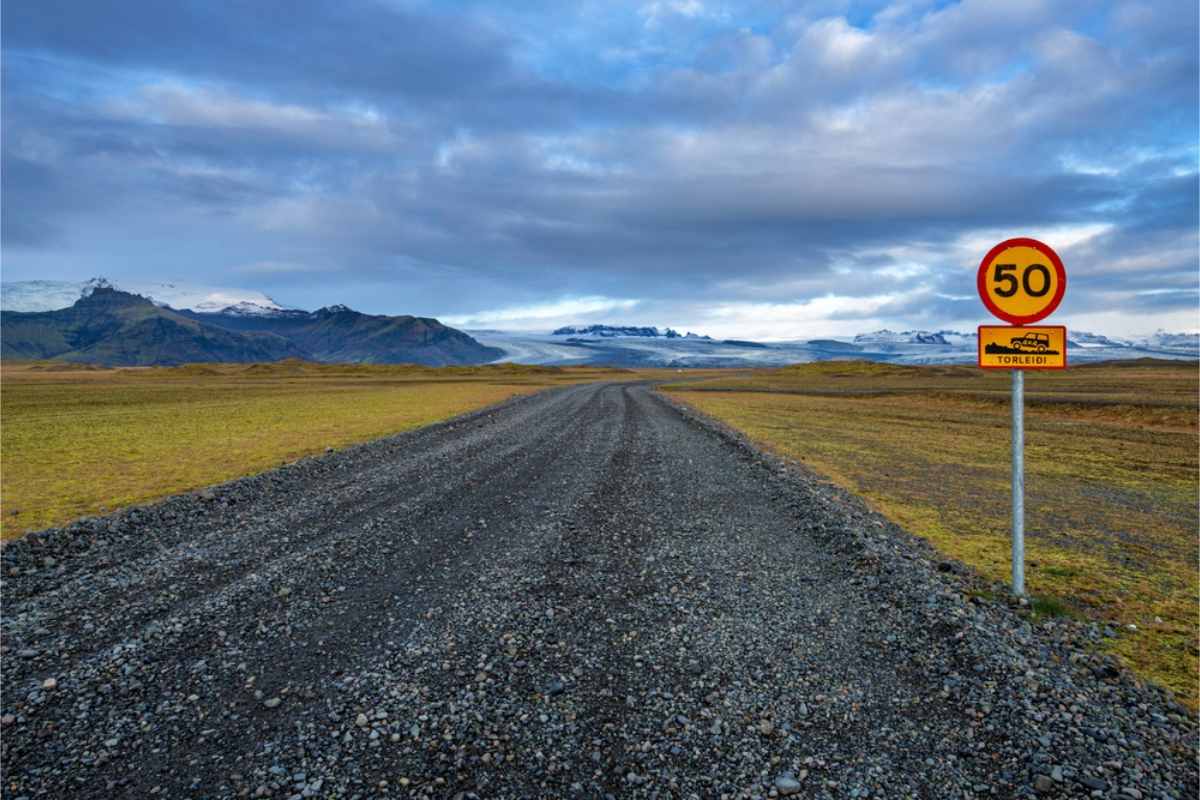 Klares Stra&szlig;enschild mit einer Geschwindigkeitsbegrenzung von 50 km pro Stunde