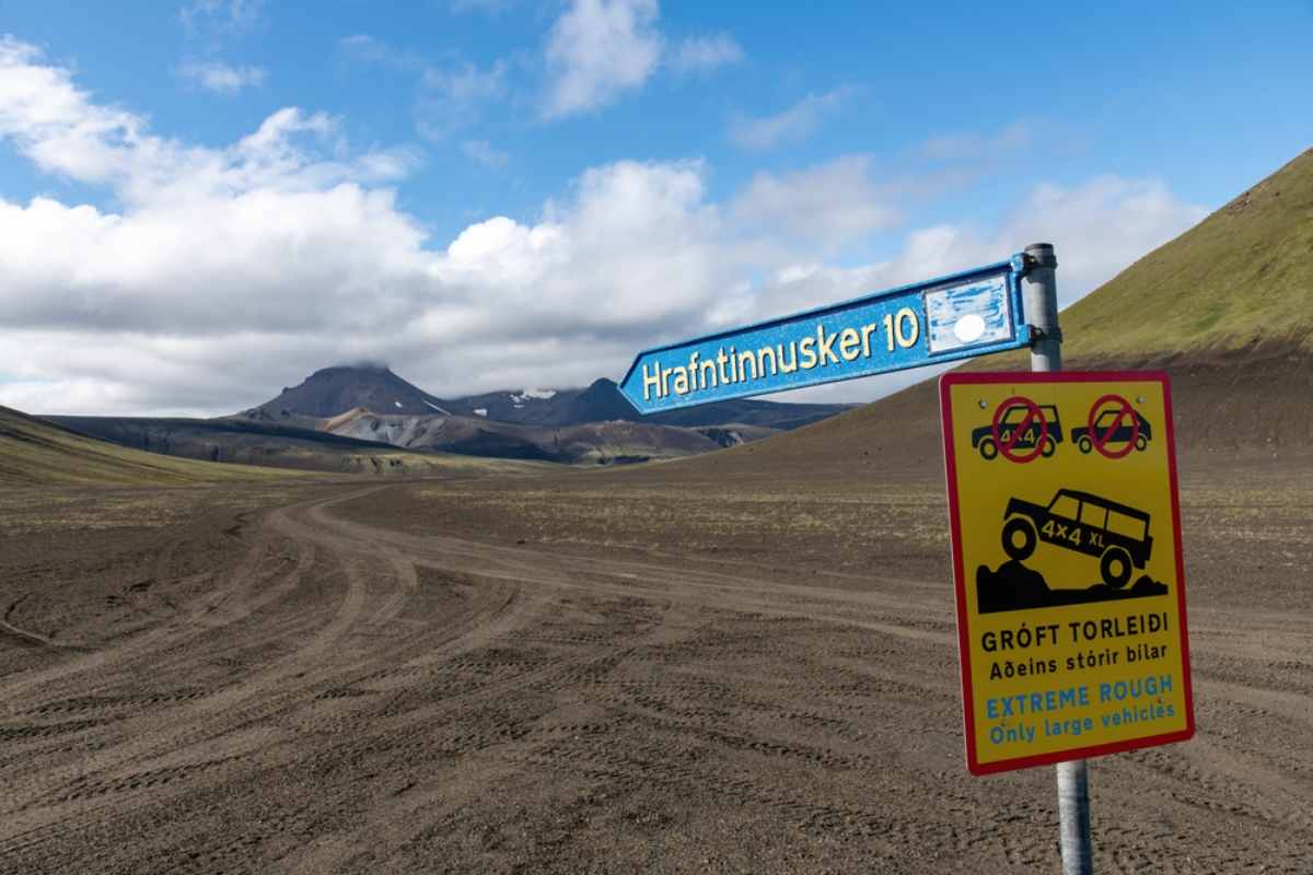 Gelbe Warnschilder vor einer F-Road in Island