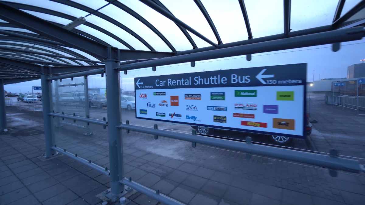 Mietwagen-Shuttle mit dem Logo von Reykjavik Cars