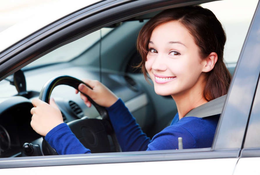 Junge Frau, die ihr Mietauto fährt