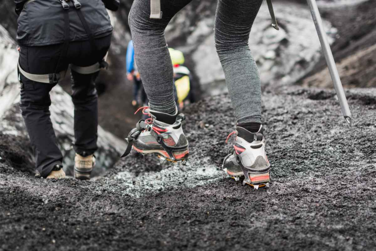 Top-Eigenschaften, auf die man bei Islands Schuhen achten sollte Wanderschuhe mit Steigeisen für Gletscherwanderungen in Island