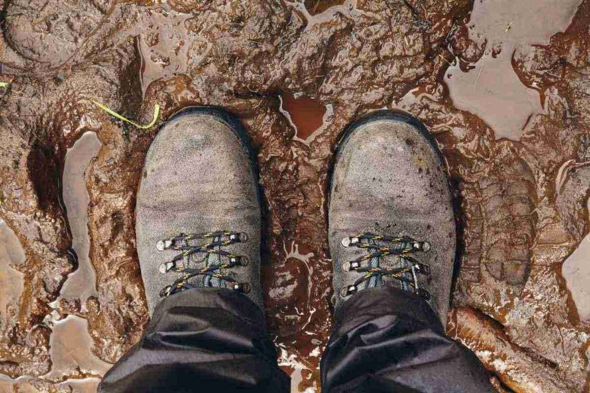 Beste Schuhe, die man in Island tragen sollte Wanderschuhe, die im Schlamm treten