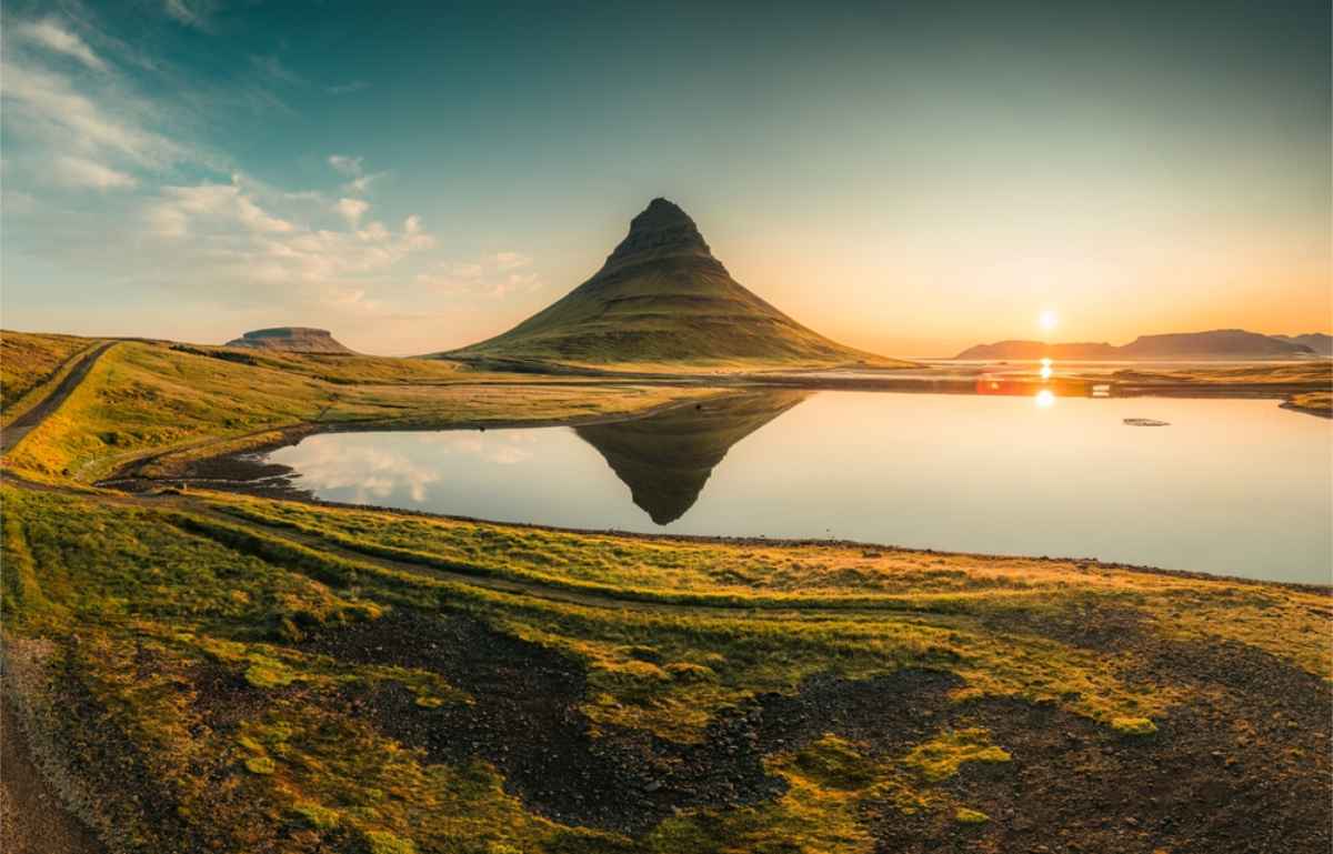 Das isländische Wetter im August verstehen Berg Kirkjufell an einem sonnigen Tag im August in Island
