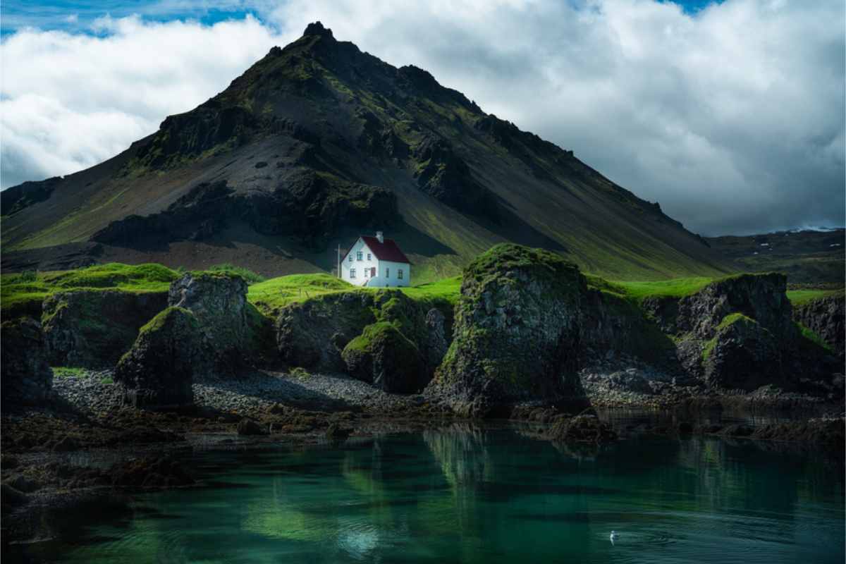 Kann man im September in den Highlands fahren? Panoramablick auf ein Haus auf einer Klippe in der Snæfellsnes-Halbinsel
