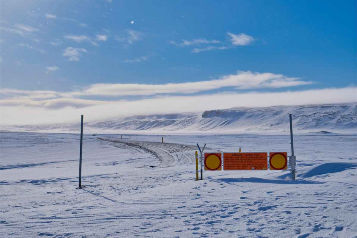 Tipps für sicheres Fahren im Oktober Geschlossene F-Straßen in Island während der Kälte, Landschaft ist mit Schnee bedeckt