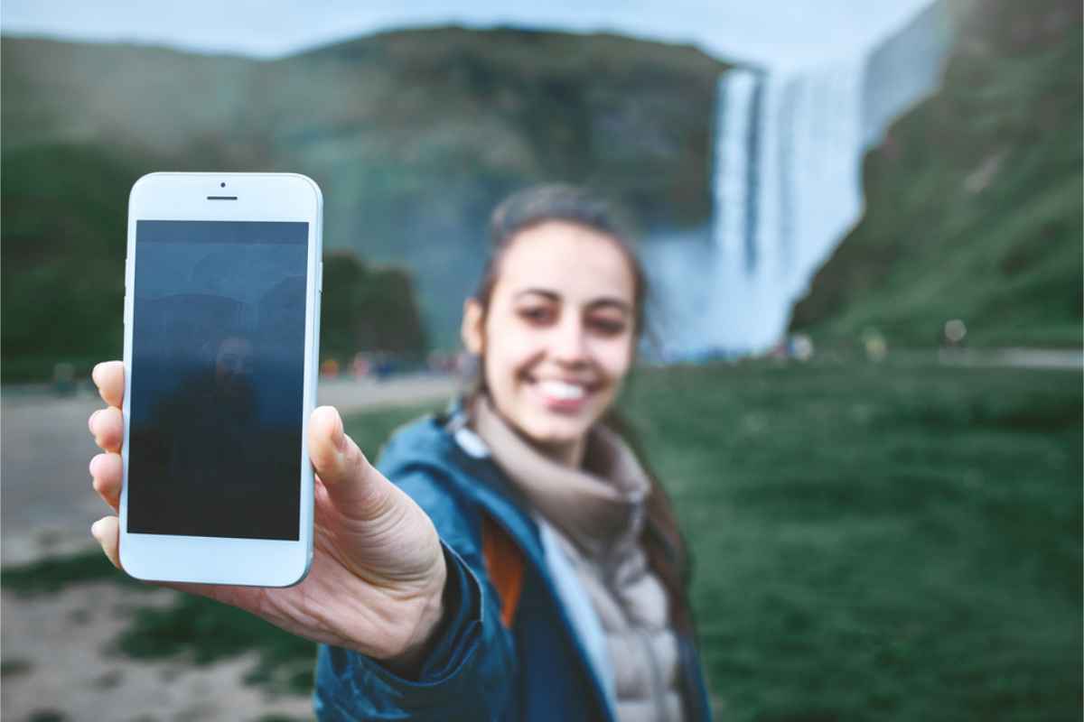 Sommerkleidung für Islands Wetter Frau macht ein Selfie in geeigneter Kleidung für den isländischen Sommer