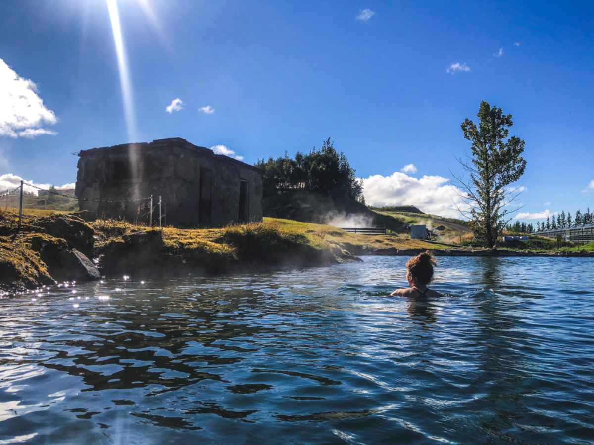 Frau schwimmt in Islands geheimer Lagune