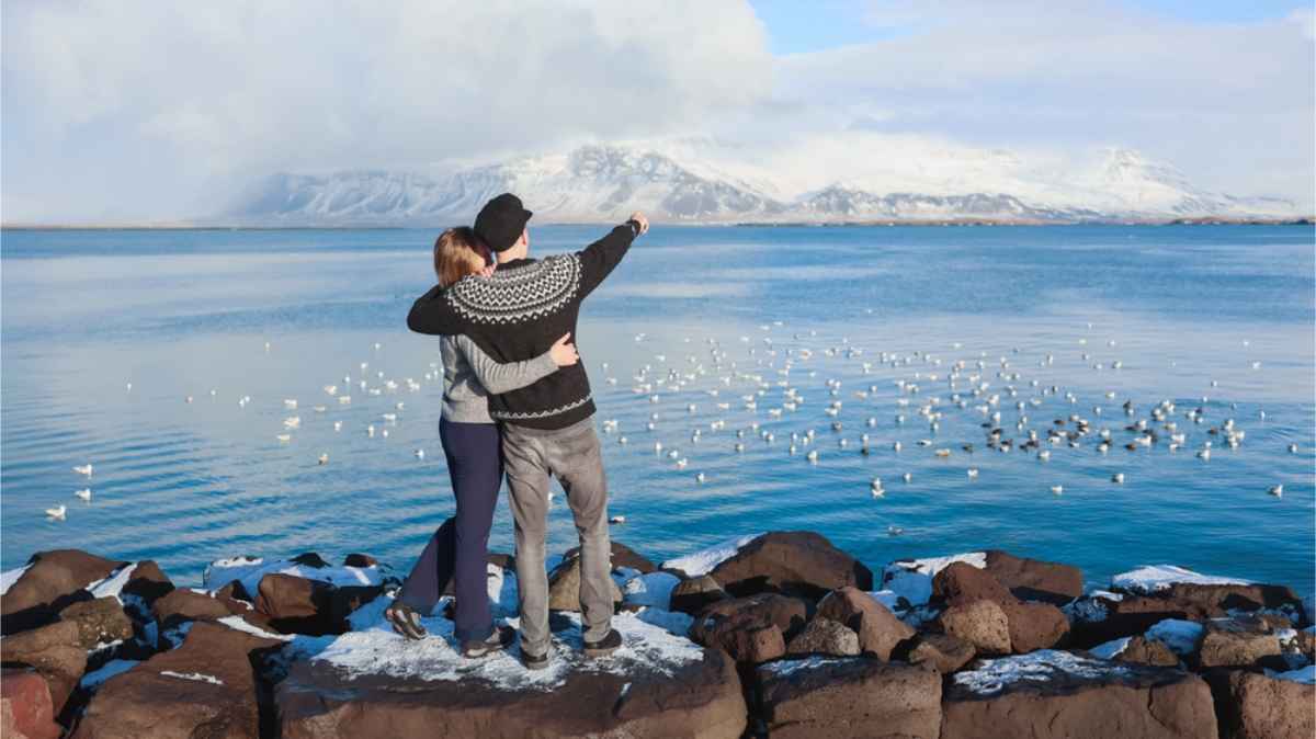 Paar genießt den Blick auf den Berg Esja von Reykjavik aus
