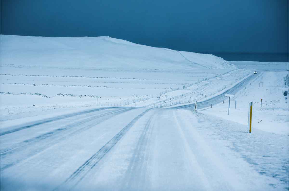 Schneefall in Island und Straßenverhältnisse im Dezember Straße in Island, vollständig von Schnee bedeckt
