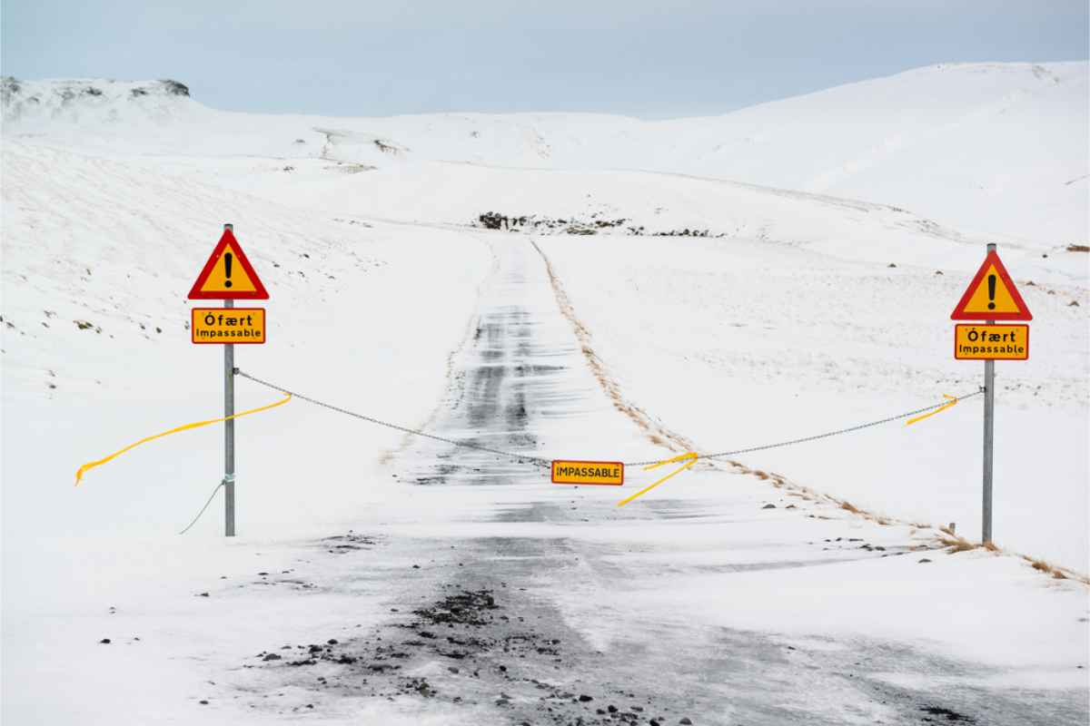 F-Straßen: im Dezember komplett geschlossen Unpassierbare Straße in Island, vollständig von Schnee bedeckt