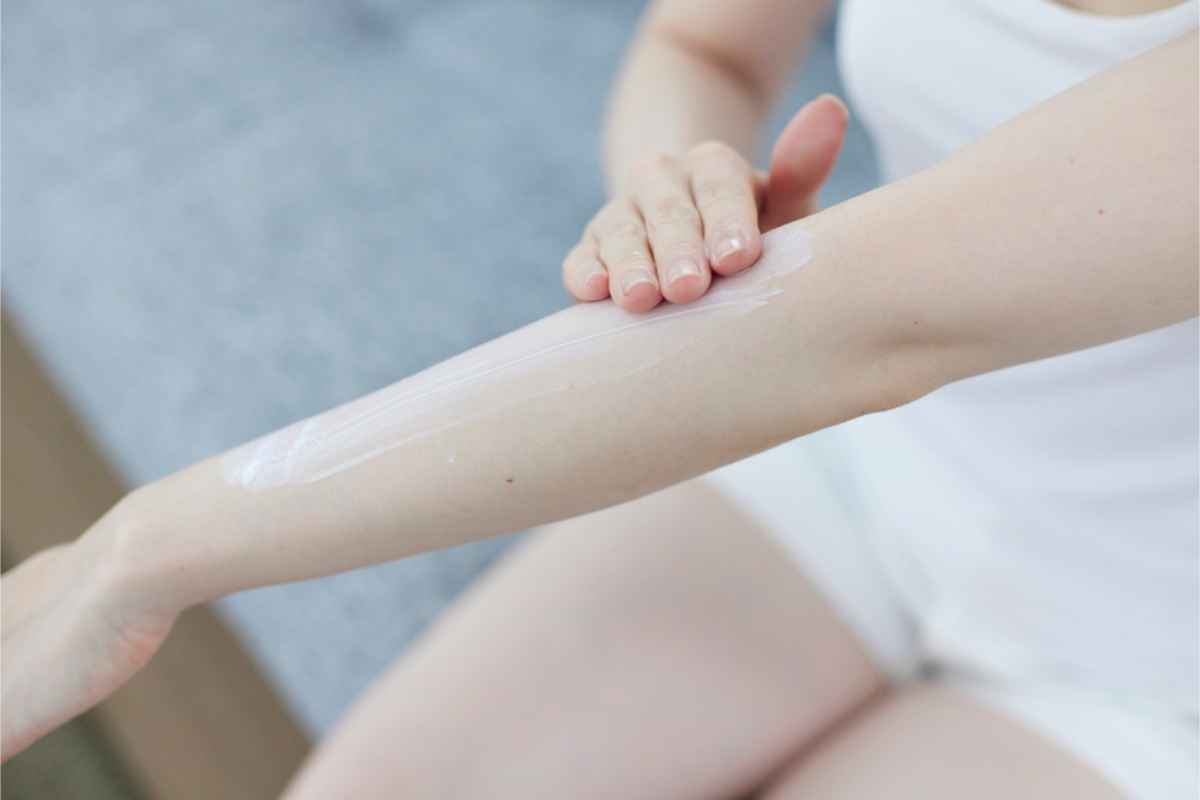 Wichtige Accessoires für Island Reisende trägt Sonnencreme auf