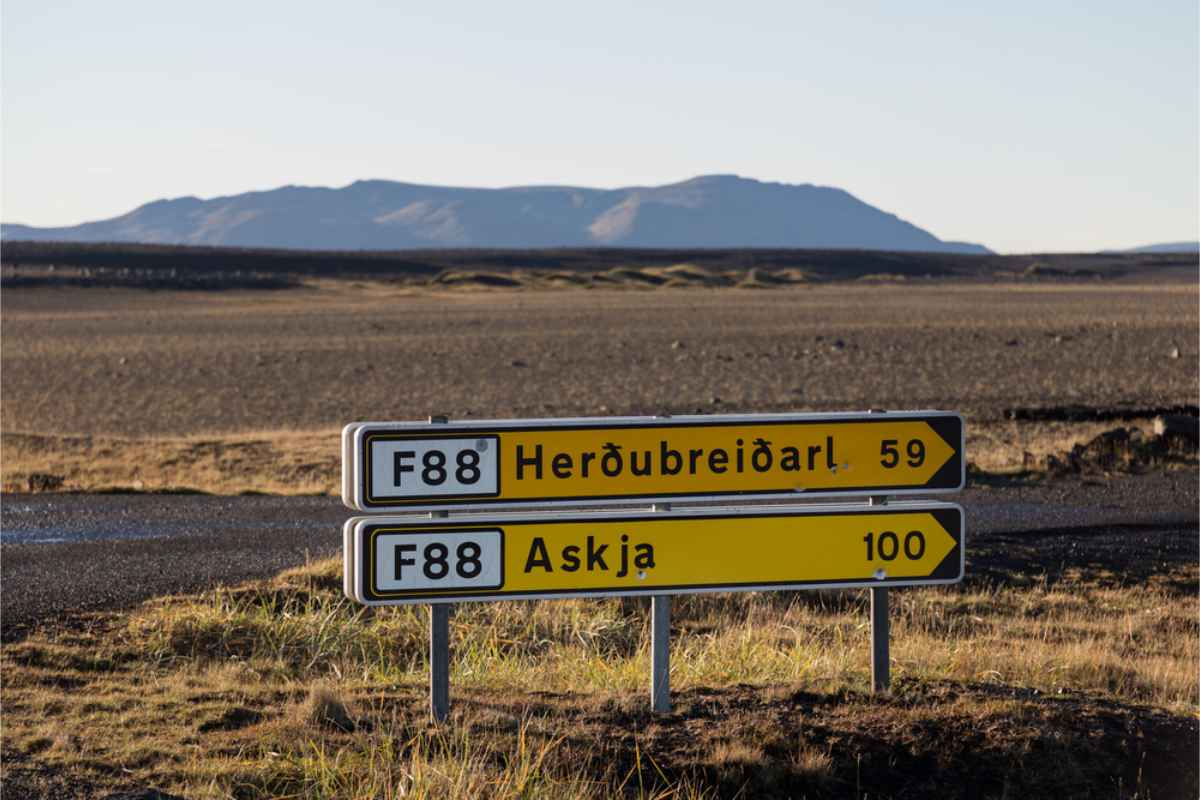 Stra&szlig;enschild der isl&auml;ndischen F-Stra&szlig;en einschlie&szlig;lich F88 Askja