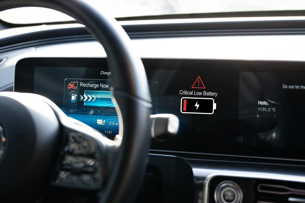 Cargar un vehículo eléctrico en Islandia Salpicadero que muestra un coche eléctrico con una batería críticamente baja