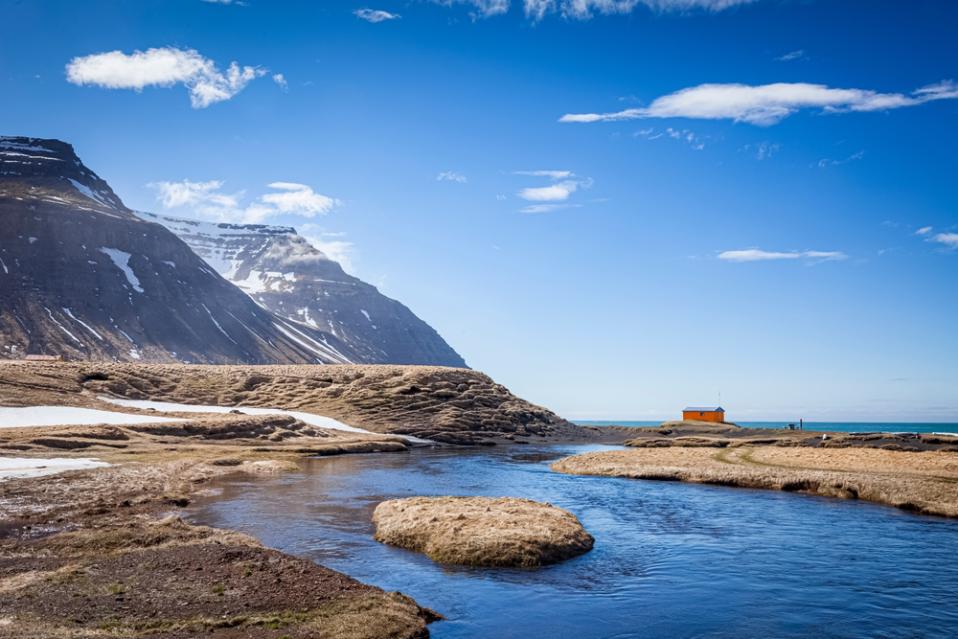 Alquilar un vehículo eléctrico para las carreteras de Islandia Vistas panorámicas de un fiordo en los Fiordos del Oeste de Islandia