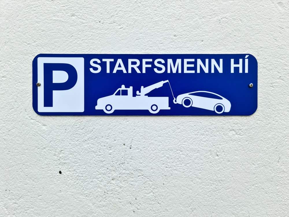 Se&ntilde;al que muestra que aparcar aqu&iacute; implica que se lleven el coche