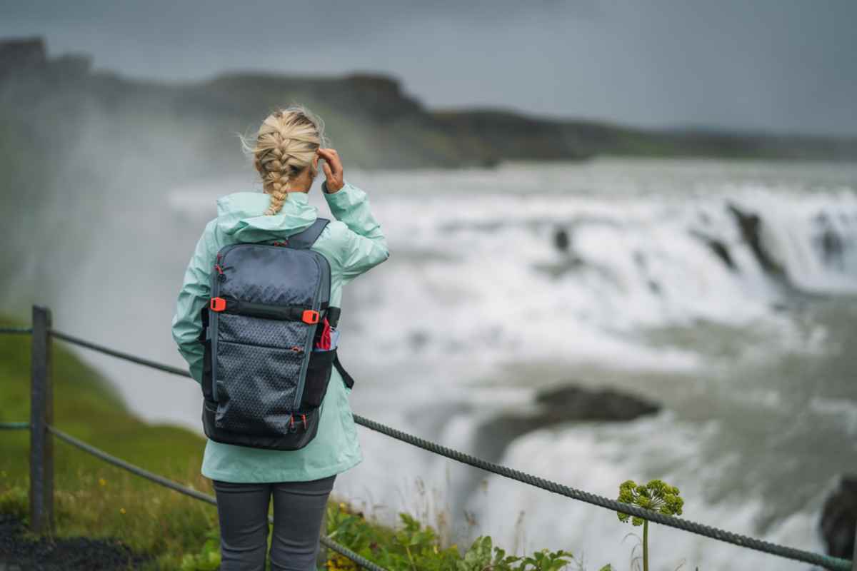 Cascada de Gullfoss Viajero con mochila contemplando la cascada Gullfoss en Islandia