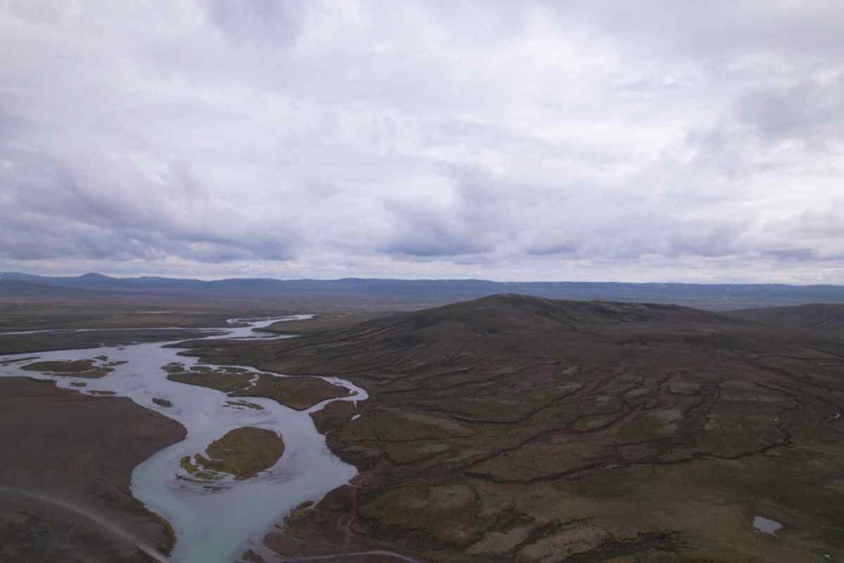 Famoso lago White River en Islandia Vista aérea de un paisaje de ríos trenzados en las remotas Highlands de Islandia