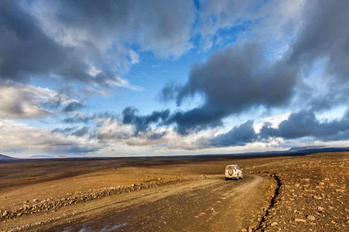 Estado de la carretera en la F35 Vehículo 4x4 conduciendo por la remota carretera F35 a través de las Highlands de Islandia