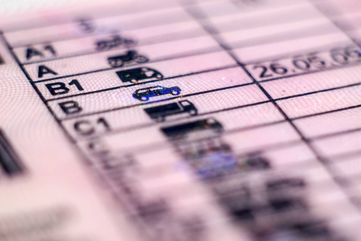 Tabla de requisitos del permiso de conducir para alquileres en Islandia que especifica los distintos permisos existentes y c&oacute;mo se clasifican mediante letras