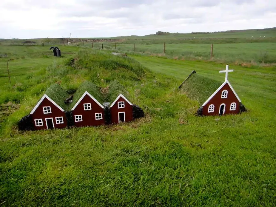 Peque&ntilde;as casas de elfos de c&eacute;sped e iglesia en Islandia