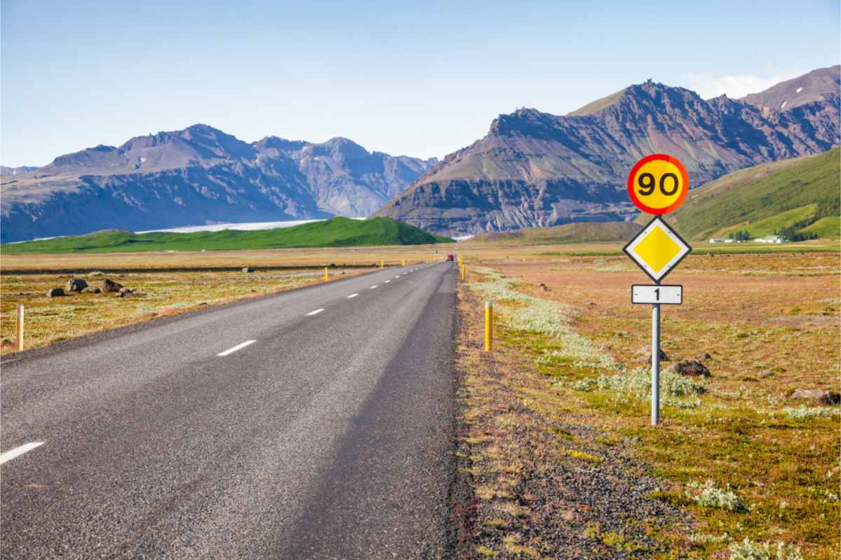se&ntilde;al de tr&aacute;fico que muestra un l&iacute;mite de velocidad de 90 km por hora