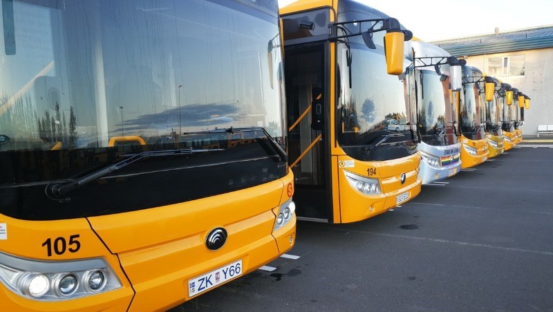 Flota de autobuses en la ciudad de Reykjavik alineada