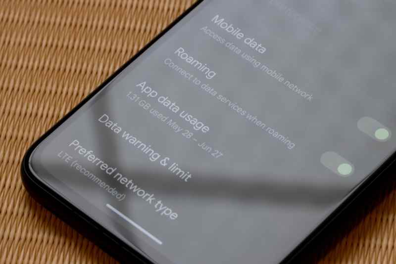 La configuraci&oacute;n del tel&eacute;fono inteligente muestra opciones para datos m&oacute;viles, roaming, uso de datos y tipo de red preferida.