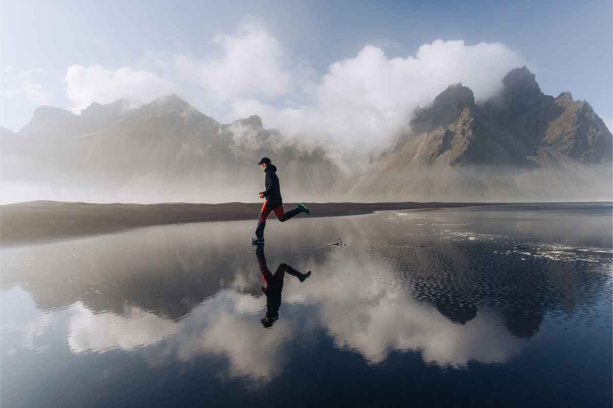 Qué no llevar ni ponerse para Islandia en agosto Turista vestida cómodamente saltando justo frente a Vestrahorn