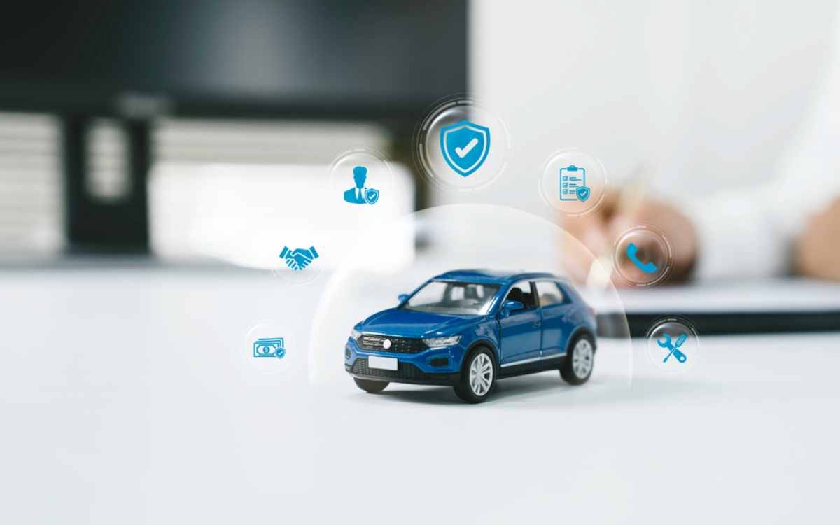 Opciones de seguro que deberías considerar en Islandia Coche azul con varias ventanas emergentes que representan una cobertura de seguro