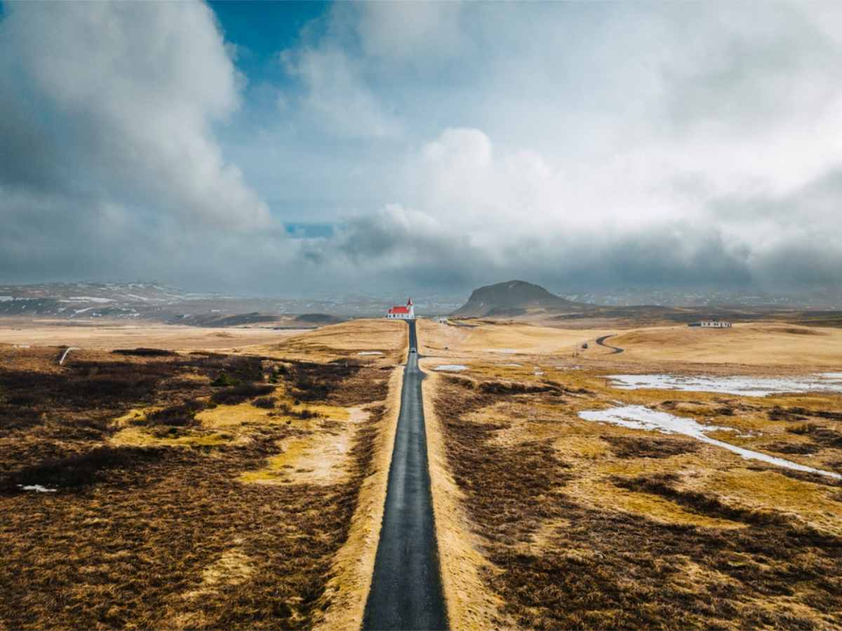 Mejores rutas panorámicas en septiembre Hermosa vista de una carretera que conduce a una iglesia en una colina