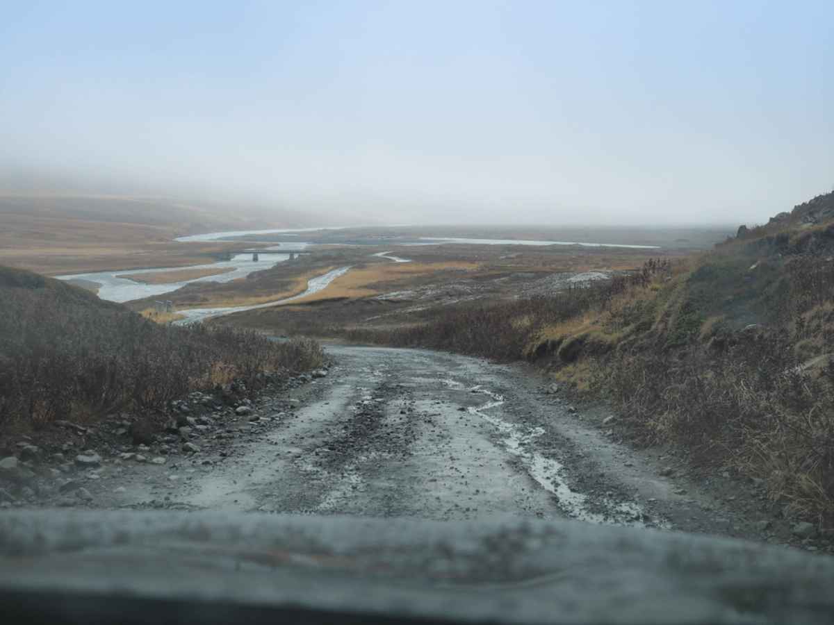 Requisitos y seguridad de las carreteras F Vista de un camino de grava difícil en Islandia
