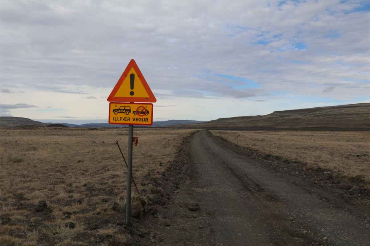 Por qué se recomienda encarecidamente el 4x4 Señal de tráfico en Islandia que indica que los vehículos 2WD están prohibidos