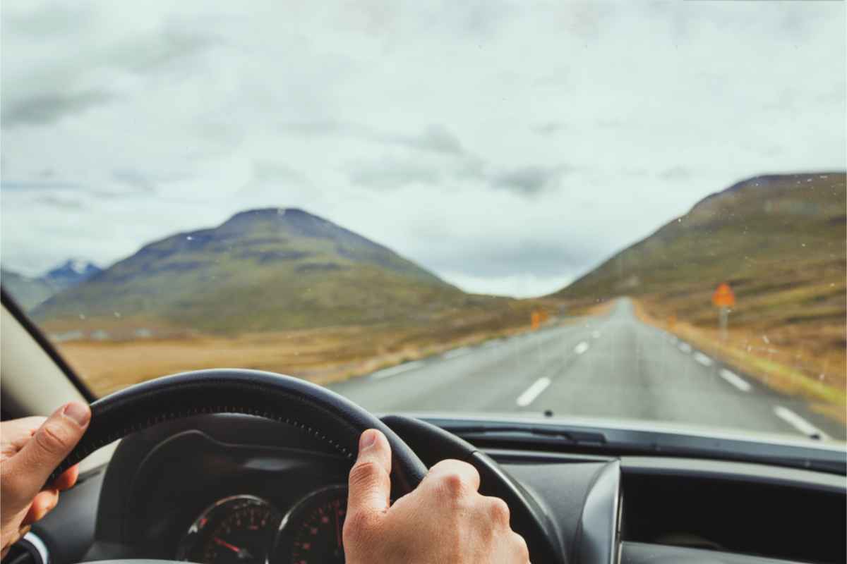 Factores clave a tener en cuenta antes de alquilar un coche Vista principal desde el coche de la Carretera Circular de Islandia