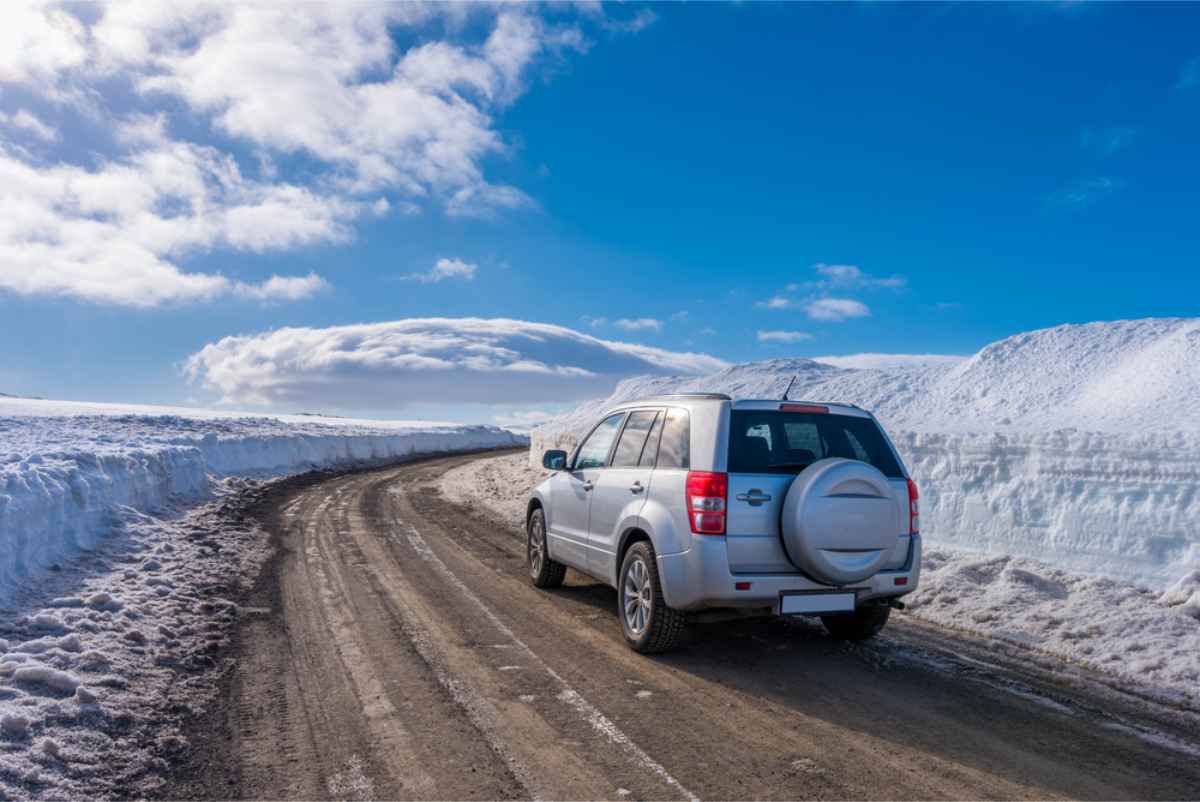 Los mejores coches para viajar en invierno por Islandia Vehículo 4×4 en una carretera islandesa cubierta de nieve durante el invierno