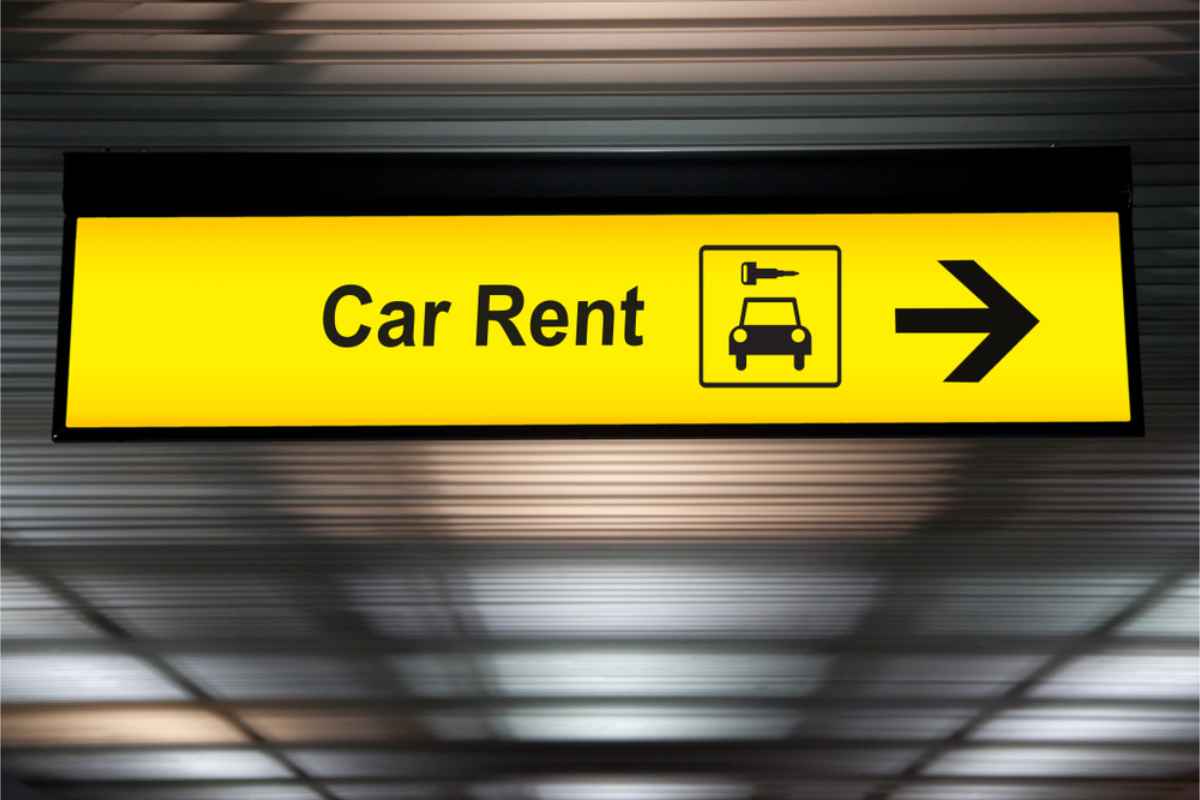 Where to Pick Up and Drop Off Your Rental Cartel de oficinas de alquiler en el aeropuerto