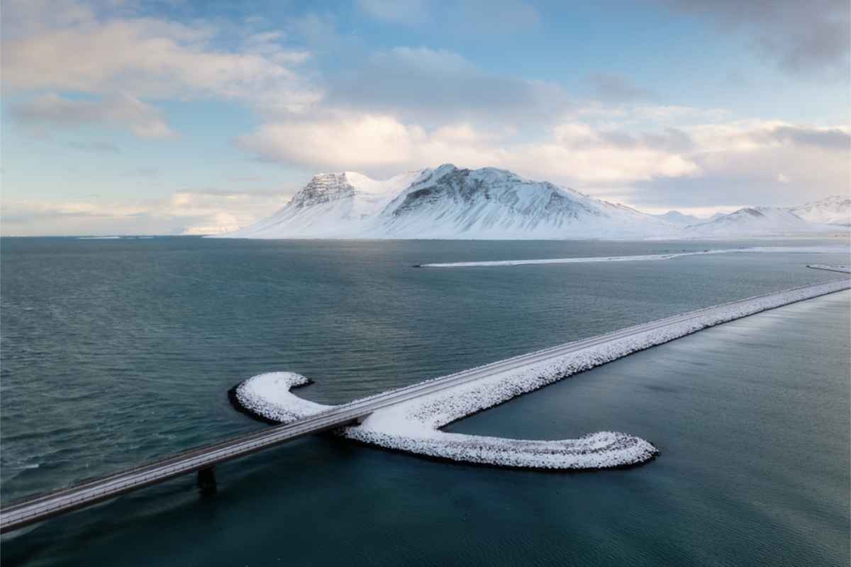 Clima y estado de las carreteras en octubre Carretera en forma de espada cubierta de nieve