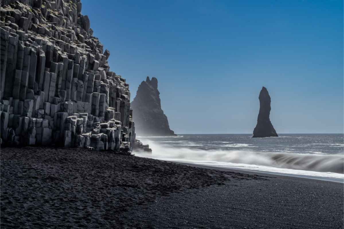 Rutas escénicas que merece la pena explorar en octubre Playa de Reynisfjara en el sur de Islandia